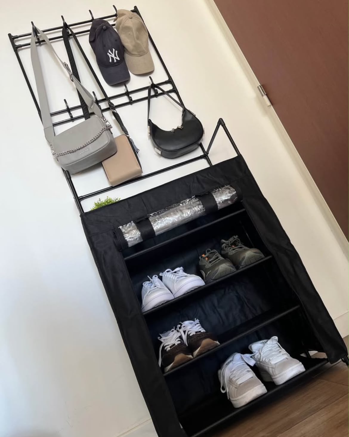 Recibidor con zapatero y pechero